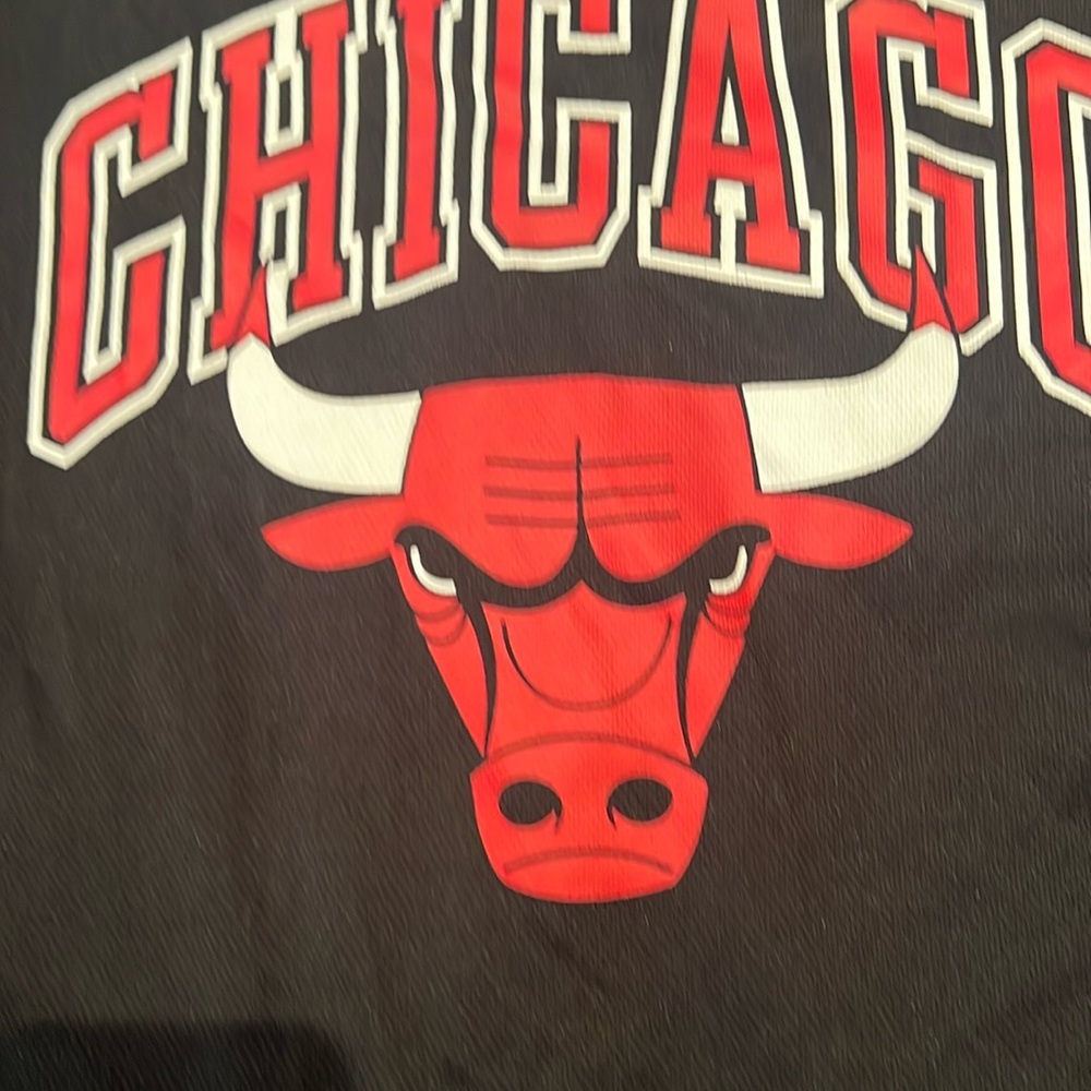 Chicago Bulls Black and Red Graphic Tee